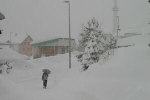 Desetočlana porodica nakon rušenja krova kuće smještena u kasarnu...