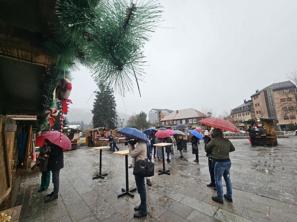 <p>Bazar se, kao i ranije, održava na Trgu boraca, a ove godine izlagači su zakupili 11 drvenih kućica</p>
