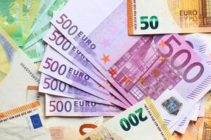 Jedna osoba osumnjičena da je u autu držala više od 7.700 eura...