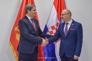 Niko da zucne o tvrdnji da "Lora" nije logor: Država i partije...