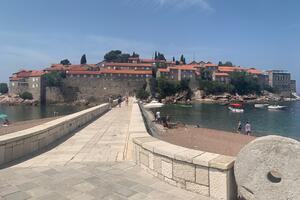 Na Sveti Stefan katanac stavila i opština