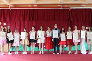 Diploma "Luča" za 12 najboljih učenika škole "Risto Manojlović" u...