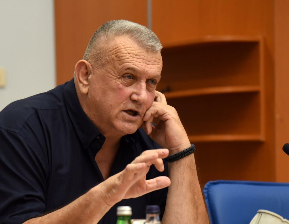 <p>"Mislim da je neko od vas trebalo da napravi kontakt sa mnom, jer u Osnovnom državnom tužilaštvu postoji CD mog maltretiranja, kada me je maltretirao sada okrivljeni Saša Čađenović", istakao je Brajušković na sjednici Anketnog odbora</p>